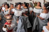 Martes 16 de enero del 2018. Chiapa de Corzo. La ofrenda de San Sebastián. Vestidos a la usanza de los indí­genas de la depresión central de Chiapas, las familias llevan frutas y alimentos por las calles de esta población para ofrecer a San Sebastián.