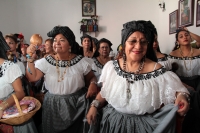 Martes 16 de enero del 2018. Chiapa de Corzo. La ofrenda de San Sebastián. Vestidos a la usanza de los indí­genas de la depresión central de Chiapas, las familias llevan frutas y alimentos por las calles de esta población para ofrecer a San Sebastián.