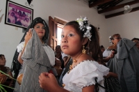 Martes 16 de enero del 2018. Chiapa de Corzo. La ofrenda de San Sebastián. Vestidos a la usanza de los indí­genas de la depresión central de Chiapas, las familias llevan frutas y alimentos por las calles de esta población para ofrecer a San Sebastián.