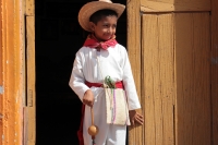 Martes 16 de enero del 2018. Chiapa de Corzo. La ofrenda de San Sebastián. Vestidos a la usanza de los indí­genas de la depresión central de Chiapas, las familias llevan frutas y alimentos por las calles de esta población para ofrecer a San Sebastián.