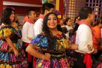 Viernes 8 de diciembre del 2017. Tuxtla Gutiérrez. Los diferentes grupos tradicionales acompañan las peregrinaciones que llegan a la iglesia de Guadalupe en la ciudad.