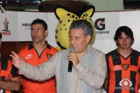 Miércoles 20 de julio. Con un retraso de dos horas, la directiva de los Jaguares de Chiapas presentó esta noche el nuevo uniforme que los felinos utilizaran en el inicio de esta temporada.