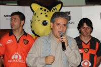 Miércoles 20 de julio. Con un retraso de dos horas, la directiva de los Jaguares de Chiapas presentó esta noche el nuevo uniforme que los felinos utilizaran en el inicio de esta temporada.