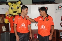 Miércoles 20 de julio. Con un retraso de dos horas, la directiva de los Jaguares de Chiapas presentó esta noche el nuevo uniforme que los felinos utilizaran en el inicio de esta temporada.