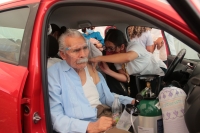 20210313. Tuxtla G. Auto-Vacuna Covid; se instala el puesto de vacunación para adultos mayores con poca movilidad en el estacionamiento de Caña Hueca.