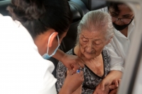 20210313. Tuxtla G. Auto-Vacuna Covid; se instala el puesto de vacunación para adultos mayores con poca movilidad en el estacionamiento de Caña Hueca.