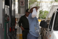 Miércoles 29 de junio del 2016. Tuxtla Gutiérrez. Unos cuantos distribuidores racionan el combustible para abastecer a clientes habituales que tienen contratado el servicio de vales de gasolina, cmo sucede en el establecimiento de la Gasolinera 5 de Mayo.