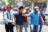 Domingo 1 de mayo del 2016. Tuxtla Gutiérrez. El infiltrado dentro de las movilizaciones gremiales de este domingo es entregado a los elementos policiacos dentro de las vallas de seguridad del edificio de la administración estatal