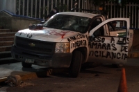 Miércoles 19 de diciembre del 2018. Tuxtla Gutiérrez. Peritos de la Fiscalí­a General de Justicia de Chiapas realizan el levantamiento de los vehí­culos vandalizados y abandonados en la entrada de estas instalaciones esta noche en la capital de este est