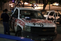 Miércoles 19 de diciembre del 2018. Tuxtla Gutiérrez. Peritos de la Fiscalí­a General de Justicia de Chiapas realizan el levantamiento de los vehí­culos vandalizados y abandonados en la entrada de estas instalaciones esta noche en la capital de este est