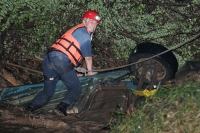 Lunes 11 de julio. Debido a las obras inconclusas en la carretera entre la colonia Vicente Guerrero y la delegación de Terán, un vehículo fue arrastrado por las aguas que atraviesa la carretera hacia el rio que se desbordo la noche de este domingo.
