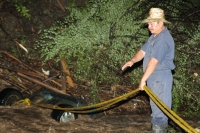Lunes 11 de julio. Debido a las obras inconclusas en la carretera entre la colonia Vicente Guerrero y la delegación de Terán, un vehículo fue arrastrado por las aguas que atraviesa la carretera hacia el rio que se desbordo la noche de este domingo.