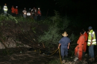 Lunes 11 de julio. Debido a las obras inconclusas en la carretera entre la colonia Vicente Guerrero y la delegación de Terán, un vehículo fue arrastrado por las aguas que atraviesa la carretera hacia el rio que se desbordo la noche de este domingo.