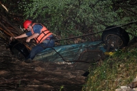 Lunes 11 de julio. Debido a las obras inconclusas en la carretera entre la colonia Vicente Guerrero y la delegación de Terán, un vehículo fue arrastrado por las aguas que atraviesa la carretera hacia el rio que se desbordo la noche de este domingo.