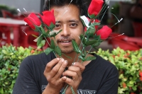 Domingo 3 de septiembre del 2017. Tuxtla Gutiérrez. La esperanza junto a un manojo de flores de plástico acompañan la venda diaria de un joven que busca ganarse unas monedas en los alrededores de la iglesia de San Marcos