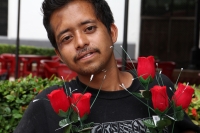 Domingo 3 de septiembre del 2017. Tuxtla Gutiérrez. La esperanza junto a un manojo de flores de plástico acompañan la venda diaria de un joven que busca ganarse unas monedas en los alrededores de la iglesia de San Marcos