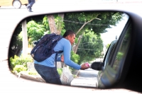Martes 2 de julio de 2019. Tuxtla Gutiérrez. Algunos migrantes venden desodorantes para vehículos para ganar algunas monedas en algunas plazas y cruceros de la ciudad