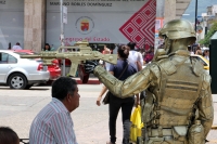 Miércoles 2 de agosto del 2017. Tuxtla Gutiérrez. Los vendedores ambulantes y artistas callejeros invaden las calles del primer cuadro de la ciudad.