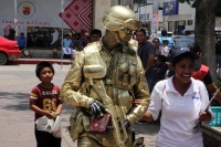 Miércoles 2 de agosto del 2017. Tuxtla Gutiérrez. Los vendedores ambulantes y artistas callejeros invaden las calles del primer cuadro de la ciudad.
