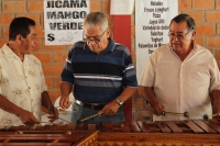 Viernes 9 de octubre del 2015. Tuxtla Gutiérrez. Los marimbistas, ejecutantes del instrumento de hormiguillo se reúnen en la colonia Terán de la capital del estado de Chiapas para recibir el libro Memorias de Marimbistas; Marimbas Tuxtlecas 1900-1980 del 