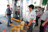 Martes 24 de marzo del 2020. Tuxtla Gutiérrez. Pocas gasolineras en la ciudad verifican el funcionamiento de las bombas despachadoras para entregar litros completos a los usuarios.