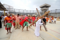 Viernes 18 de abril del 2014. Cintalapa de Figueroa. Los internos del Centro de Readaptación Social El Amate realizan la representación del viacrucis según la tradición católica dentro de los patios centrales de este penal ubicado en la depresión central 
