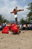 Foto/Rafa Velasco Salas. Domingo 24 de abril. La representación de la pasión y muerte de Jesús se llevo a cabo en las avenidas de la ciudad de Pichucalco con la participación de cientos de feligreses.