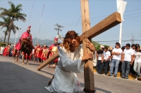 Foto/Rafa Velasco Salas. Domingo 24 de abril. La representación de la pasión y muerte de Jesús se llevo a cabo en las avenidas de la ciudad de Pichucalco con la participación de cientos de feligreses.