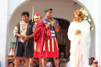 Foto/Rafa Velasco Salas. Domingo 24 de abril. La representación de la pasión y muerte de Jesús se llevo a cabo en las avenidas de la ciudad de Pichucalco con la participación de cientos de feligreses.