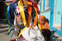 Viernes 20 de enero del 2017. Suchiapa. Los danzantes representando con vistosos trajes de personajes de la vida social se mezclan con quienes usan la vestimenta tradicional del Parachico y El Torito durante los festejos del recorrido en honor a San Sebas