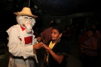 Lunes 30 de diciembre del 2013. San Fernando. Los Viejitos es la danza tradicional de origen istmeño que realizan los jóvenes de la comunidad ribereña del Grijalva El Carmelo donde con gritos y danzas los personajes recorren las casas de los pobladores an