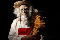 Lunes 30 de diciembre del 2013. San Fernando. Los Viejitos es la danza tradicional de origen istmeño que realizan los jóvenes de la comunidad ribereña del Grijalva El Carmelo donde con gritos y danzas los personajes recorren las casas de los pobladores an Lunes 30 de diciembre del 2013. San Fernando. Los Viejitos es la danza tradicional de origen istmeño que realizan los jóvenes de la comunidad ribereña del Grijalva El Carmelo donde con gritos y danzas los personajes recorren las casas de los pobladores an