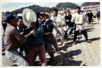 Violencia en Chamula. Foto/Archivo. San Juan Chamula. Indígenas tsotsiles pelean en la plaza central de San Juan una mañana de un domingo donde el mercado al aire libre es visitado por paseantes y turistas.