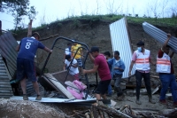 20210705. San Fernando. Una casa colapsa con las lluvias dejando a una madre y tres niños en el interior sin que pudieran ser rescatadas con vida