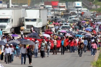 Viernes 6 de septiembre del 2013. Tuxtla Gutiérrez. Maestros y organizaciones sociales bloquean este medio día las entradas de la capital del estado de Chiapas.