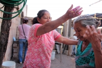 Miércoles 14 de febrero del 2018. Ocosocuautla de Espinoza. Los asistentes a los diferentes Cohuinas o Casas de Fiesta reciben a la manera de bautizo el agua de cal perfumada al término de los festejos del Carnaval Zoque Coiteco en su equivalente prehis