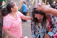Miércoles 14 de febrero del 2018. Ocosocuautla de Espinoza. Los asistentes a los diferentes Cohuinas o Casas de Fiesta reciben a la manera de bautizo el agua de cal perfumada al término de los festejos del Carnaval Zoque Coiteco en su equivalente prehis