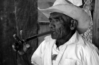 Miércoles 14 de febrero del 2018. Ocosocuautla de Espinoza. Los asistentes a los diferentes Cohuinas o Casas de Fiesta reciben a la manera de bautizo el agua de cal perfumada al término de los festejos del Carnaval Zoque Coiteco en su equivalente prehis