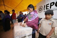 Continúan en calma la participación de los pueblos indígenas de la zona altos del estado, en la comunidad Nachig del municipio de Zinacantan se observa una fuerte participación de las mujeres mientras que elementos de la policía estatal refuerzan el trans