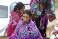 Viernes primero de noviembre del 2013. San Lorenzo Zinacantan. Las tumbas de las comunidades indÃgenas se visten de colores y música durante las celebraciones del dÃa de muertos. Siempre he pensado que el Zinacanteco Es un guardián que guarda sus pies en Viernes primero de noviembre del 2013. San Lorenzo Zinacantan. Las tumbas de las comunidades indÃgenas se visten de colores y música durante las celebraciones del dÃa de muertos. Siempre he pensado que el Zinacanteco Es un guardián que guarda sus pies en