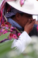 Lunes 2 de noviembre del 2015. San Lorenzo Zinacantan. Las familias indígenas Tsotsiles comparten frutas y alimentos según las costumbres y ritos propios de esta cultura de la región de Los altos de Chiapas.