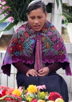 Lunes 2 de noviembre del 2015. San Lorenzo Zinacantan. Las familias indígenas Tsotsiles comparten frutas y alimentos según las costumbres y ritos propios de esta cultura de la región de Los altos de Chiapas.