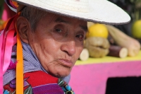 Lunes 2 de noviembre del 2015. San Lorenzo Zinacantan. Las familias indígenas Tsotsiles comparten frutas y alimentos según las costumbres y ritos propios de esta cultura de la región de Los altos de Chiapas.
