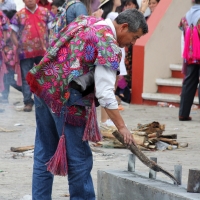 Jueves 10 de agosto del 2017. San Lorenzo Zinacatan. La comunidad de Zinacantan celebra las fiestas patronales durante los días de esta semana con ritos tradicionales y festividades religiosas que llenan la plaza de esta localidad con colores y estruendos
