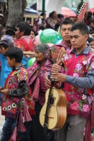 Jueves 10 de agosto del 2017. San Lorenzo Zinacatan. La comunidad de Zinacantan celebra las fiestas patronales durante los días de esta semana con ritos tradicionales y festividades religiosas que llenan la plaza de esta localidad con colores y estruendos