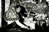 Viernes 2 de noviembre del 2018. San Lorenzo Zinacantan. La solemnidad y colorido de las costumbres de los pueblos tsotsiles llena de luz las celebraciones del dí­a de muertos en el panteón de la comunidad de Zinacantan.
