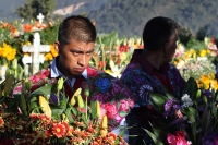Viernes 2 de noviembre del 2018. San Lorenzo Zinacantan. La solemnidad y colorido de las costumbres de los pueblos tsotsiles llena de luz las celebraciones del dí­a de muertos en el panteón de la comunidad de Zinacantan.