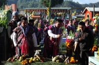 Viernes 2 de noviembre del 2018. San Lorenzo Zinacantan. La solemnidad y colorido de las costumbres de los pueblos tsotsiles llena de luz las celebraciones del dí­a de muertos en el panteón de la comunidad de Zinacantan.
