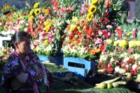 Viernes 2 de noviembre del 2018. San Lorenzo Zinacantan. La solemnidad y colorido de las costumbres de los pueblos tsotsiles llena de luz las celebraciones del dí­a de muertos en el panteón de la comunidad de Zinacantan.