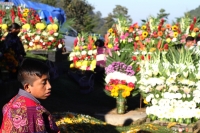 Viernes 2 de noviembre del 2018. San Lorenzo Zinacantan. La solemnidad y colorido de las costumbres de los pueblos tsotsiles llena de luz las celebraciones del dí­a de muertos en el panteón de la comunidad de Zinacantan.